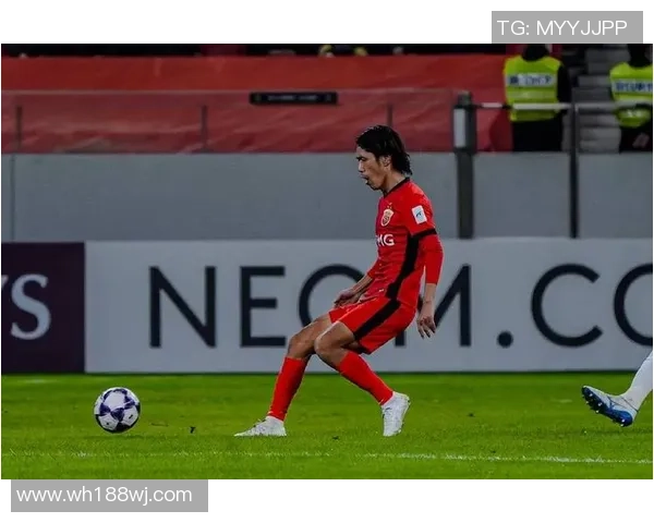 足球巨星赛场突发意外失控举动引发热议网友纷纷围观点赞